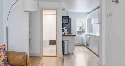 Petite+Perfect Modern Pad: parking+laundry+yard