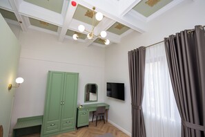 Dobbeltrom – deluxe, balkong | Minibar, wi-fi (inkludert) og sengetøy