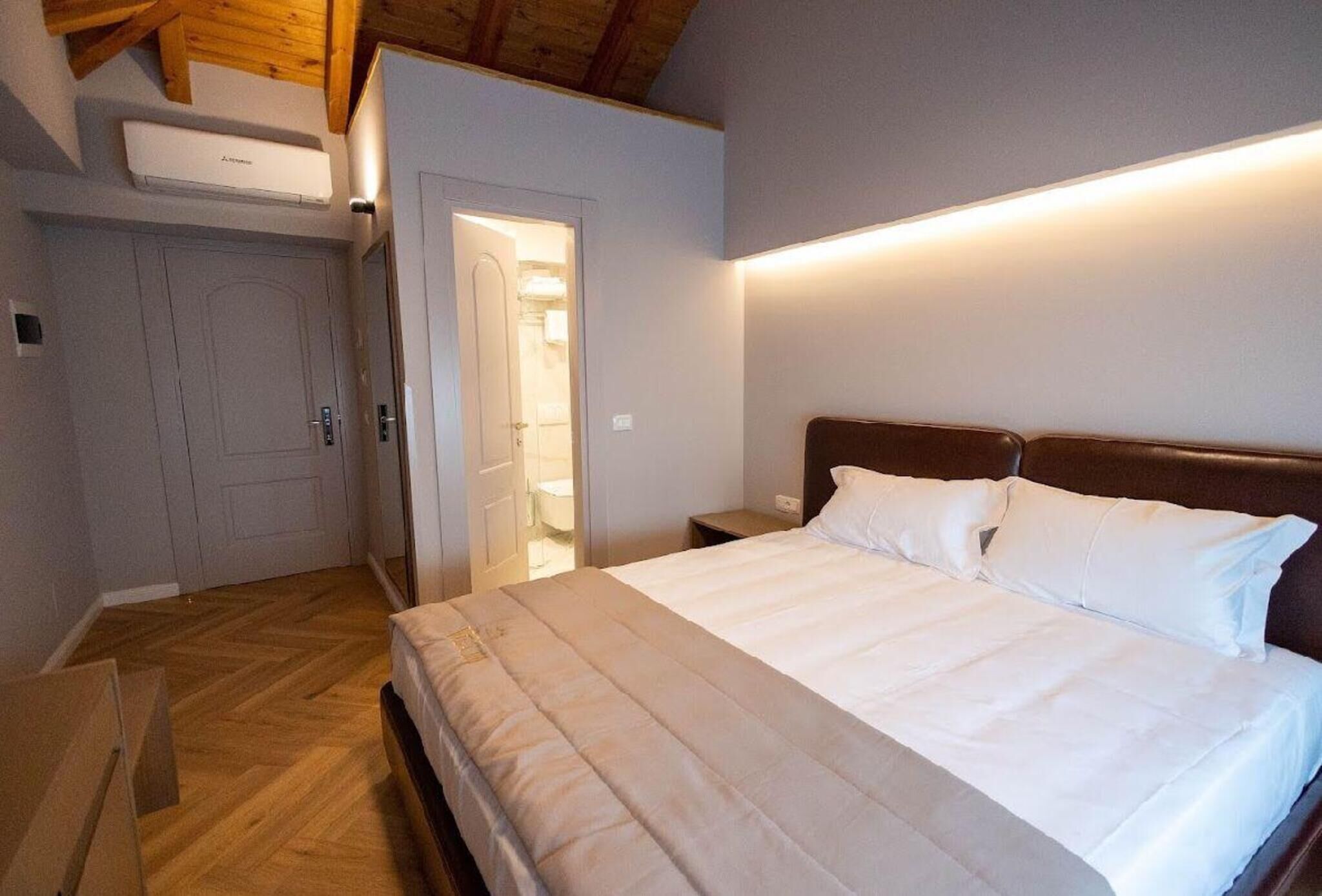 Minibar, wifi gratis y ropa de cama 