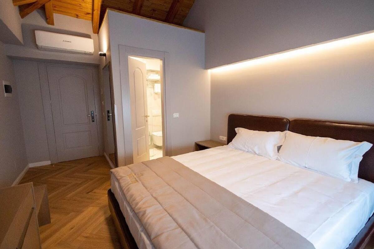 Minibar, free WiFi, bed sheets