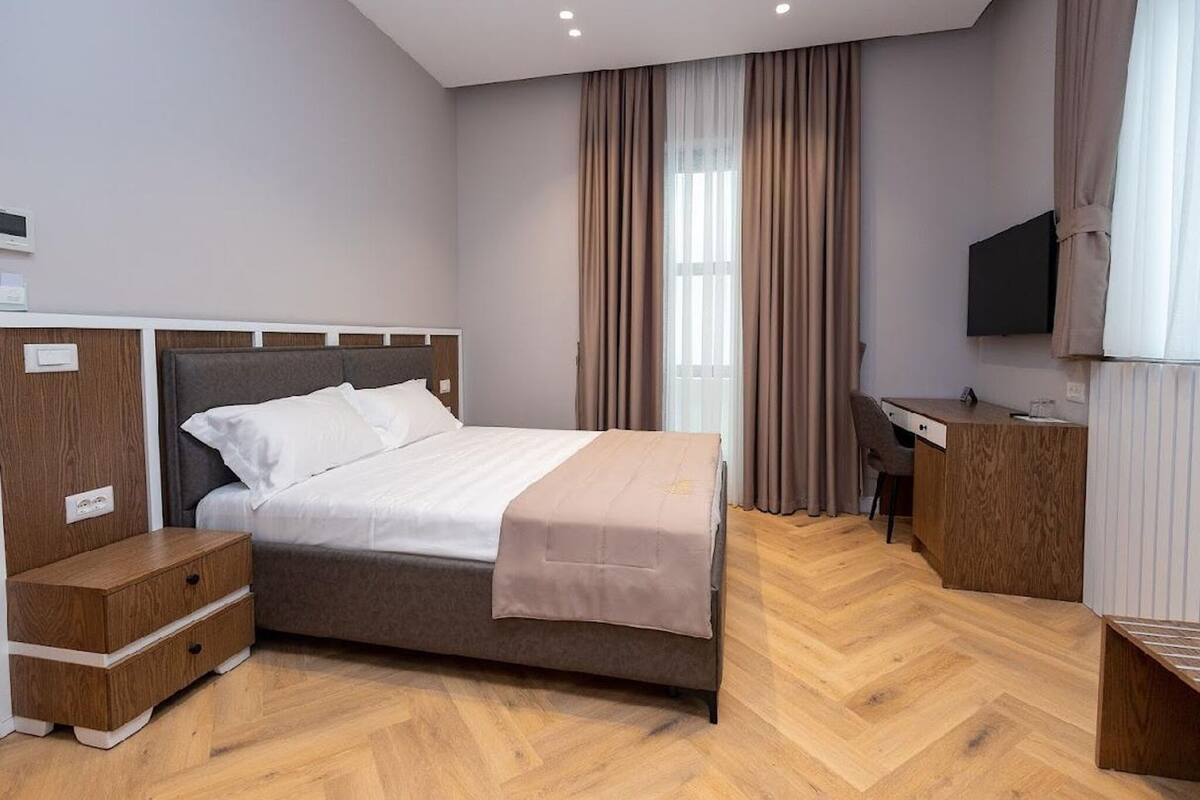 Minibar, free WiFi, bed sheets