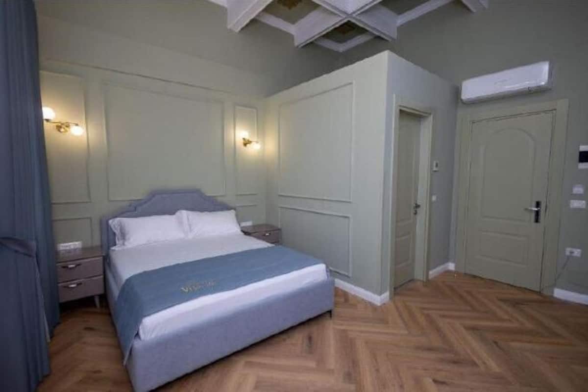 Minibar, free WiFi, bed sheets