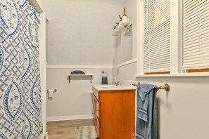 Douche, sèche-cheveux, serviettes fournies, savon