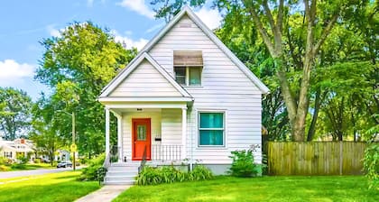 Historic Bungalow: For Groups & Families Sleeps 11
