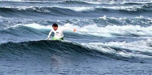 A person surfing on a wave in the ocean. - #4 Beach Apt 2BR, 2BA - Jobos, Montones, Shacks (Isabela)