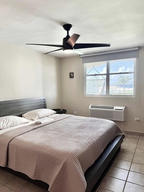 2 habitaciones, tabla de planchar con plancha, cuna de viaje y wifi