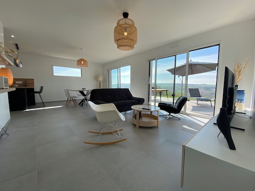New house with panoramic view between land and sea for 6 people in Crozon