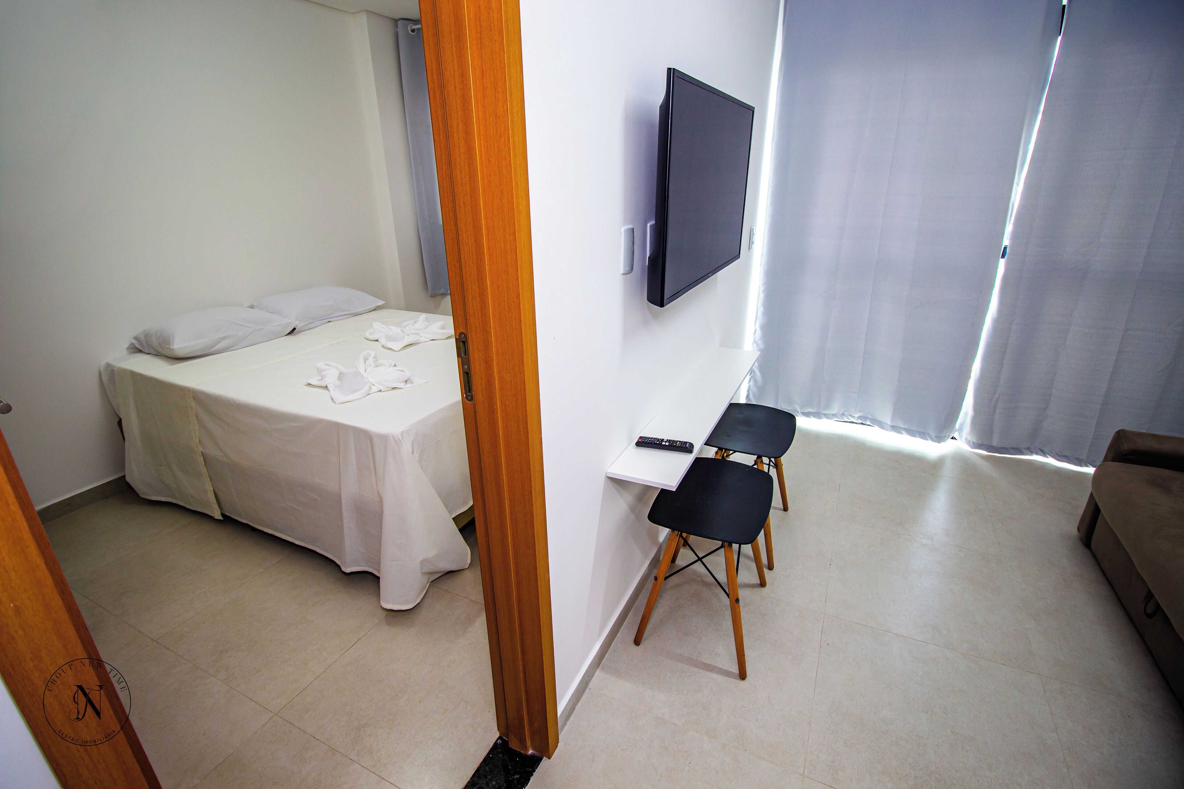 Ein Schlafzimmer mit einem Bett, einem Schreibtisch und einem Stuhl.