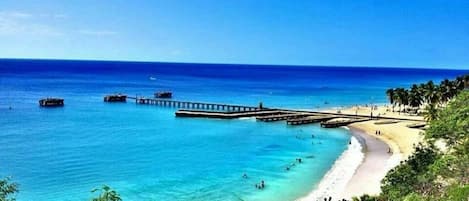 Una spiaggia nelle vicinanze