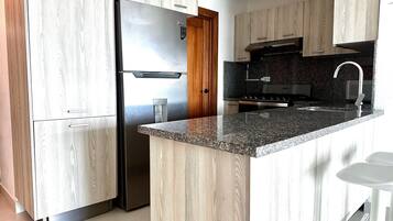 Refrigerador, microondas, horno y cafetera y tetera