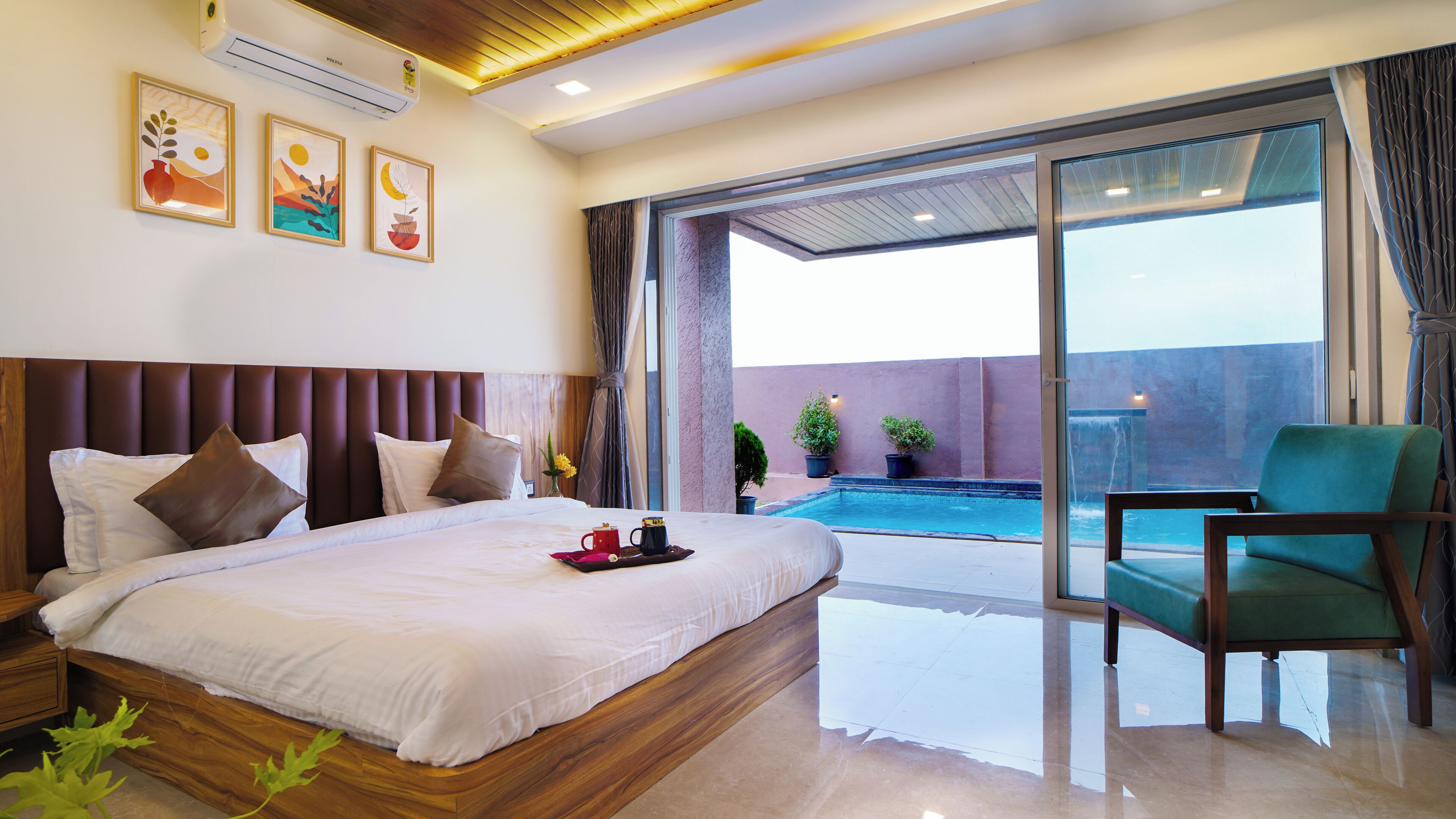 4 bedrooms, iron/ironing board, WiFi, bed sheets