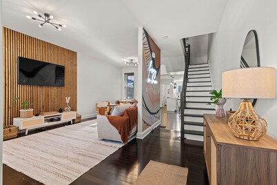 Luxurious Lancasater home [6 beds - 10 guests]! FREE parking! Clean + walkable!