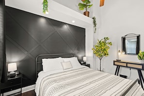 3 makuuhuonetta, työpöytä, silitysrauta/-lauta, vauvan matkasänky