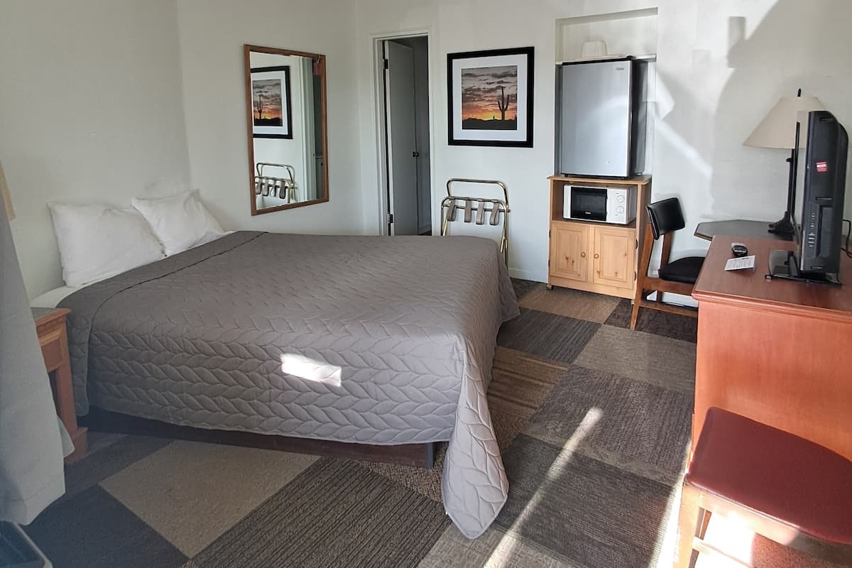 Quarto solteiro tradicional, 1 cama Queen | Cortinas blackout, Wi-Fi de cortesia, roupa de cama