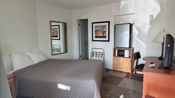 Traditional Single Room, 1 Queen Bed | Blackout curtains, free WiFi, bed sheets