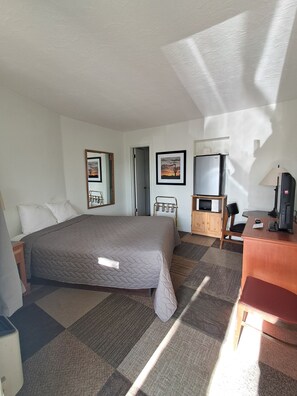 Traditional Single Room, 1 Queen Bed | Blackout curtains, free WiFi, bed sheets