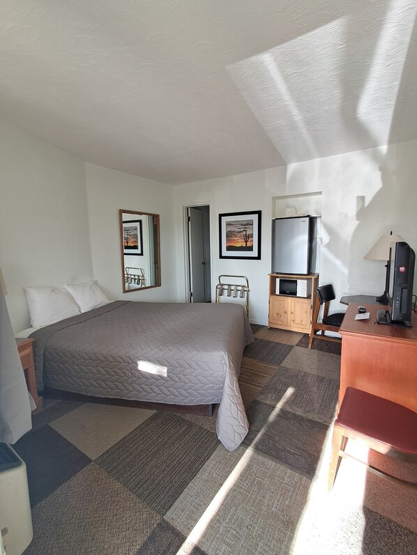 Traditional Single Room, 1 Queen Bed | Blackout curtains, free WiFi, bed sheets