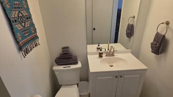 Phòng đơn truyền thống, 1 giường cỡ queen | Phòng tắm | Đồ dùng nhà tắm thân thiện với môi trường, khăn tắm, xà phòng, dầu gội