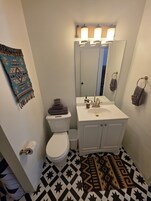 Traditional Single Room, 1 Queen Bed | Bathroom | Eco-friendly toiletries, towels, soap, shampoo