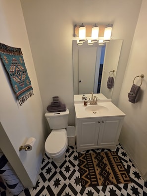 Traditional Single Room, 1 Queen Bed | Bathroom | Eco-friendly toiletries, towels, soap, shampoo - Southwest Motel (Grants)