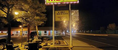 Un letrero de motel con un anuncio de neón y un logotipo que dice 'Suroeste'.