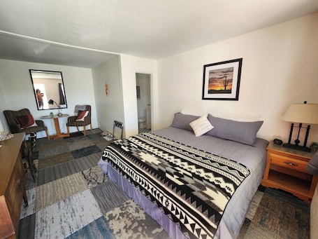 Superior Room, 1 King Bed | Blackout drapes, free WiFi, bed sheets. Southwest Motel