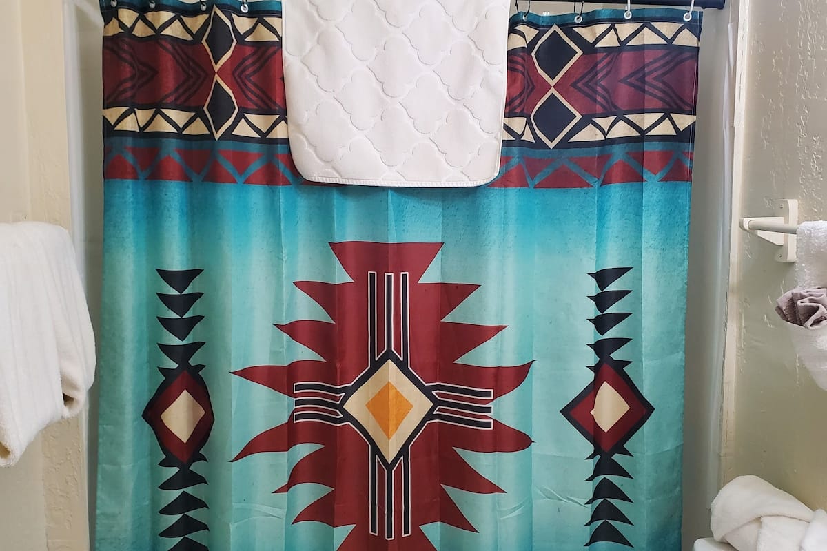 Standard Triple Room | Bathroom | Eco-friendly toiletries, towels, soap, shampoo