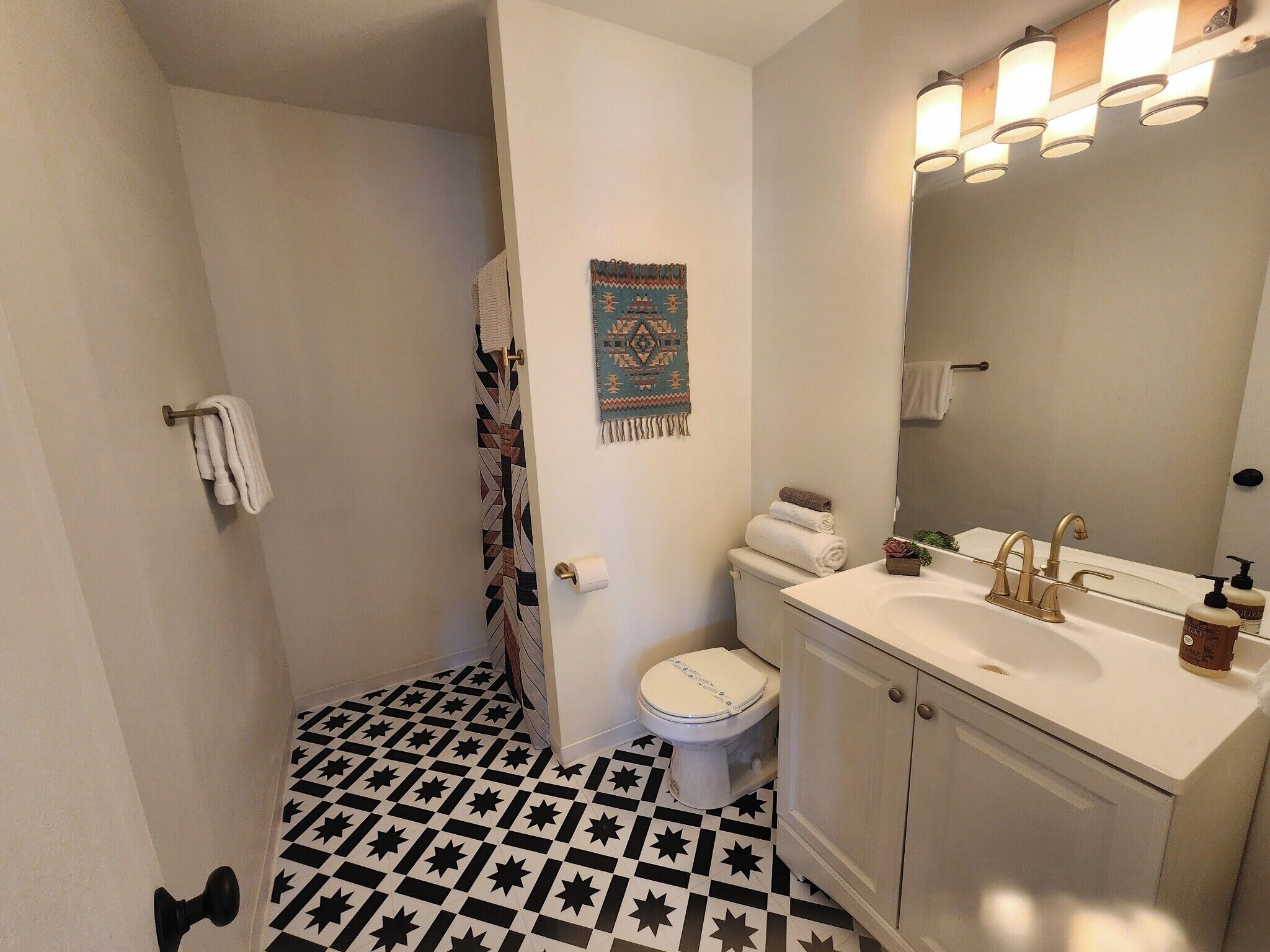 Superior kamer, 1 kingsize bed | Badkamer | Milieuvriendelijke toiletartikelen, handdoeken, zeep, shampoo