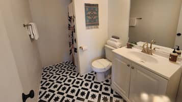 Superior kamer, 1 kingsize bed | Badkamer | Milieuvriendelijke toiletartikelen, handdoeken, zeep, shampoo