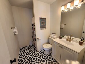 Habitación superior, 1 cama King size | Baño | Amenidades de baño ecológicas, toallas, jabón, shampoo 