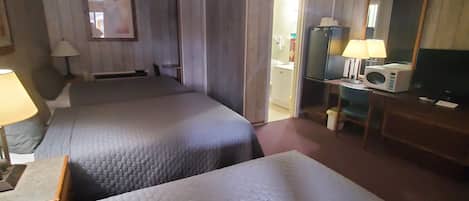 Chambre triple Standard | Rideaux dâobscurcissement, accĂšs au Wi-Fi (inclus), literie fournie