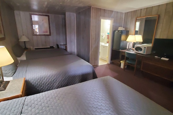 Standard Triple Room | Langsir/tirai gelap terus, Wi-fi percuma, cadar katil