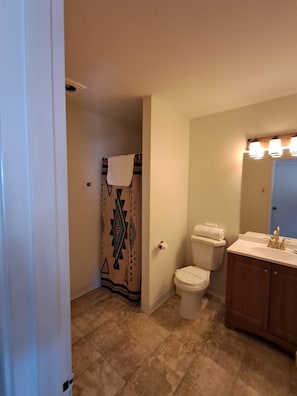 Standard Single Room | Bathroom | Eco-friendly toiletries, towels, soap, shampoo