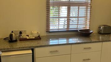 Kühlschrank, Mikrowelle, Herdplatte, Geschirrspüler