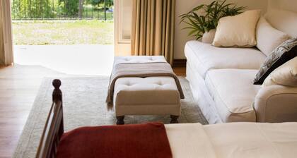 Chic studio nestled in a lovely garden with pool - 2254