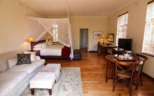 Chic studio nestled in a lovely garden with pool - 2254