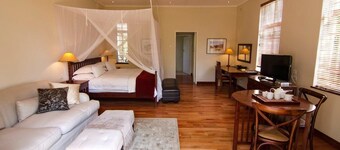 Chic studio nestled in a lovely garden with pool - 2254