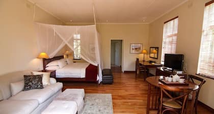 Chic studio nestled in a lovely garden with pool - 2254