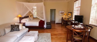 Modern studio set in an expansive garden - 2253