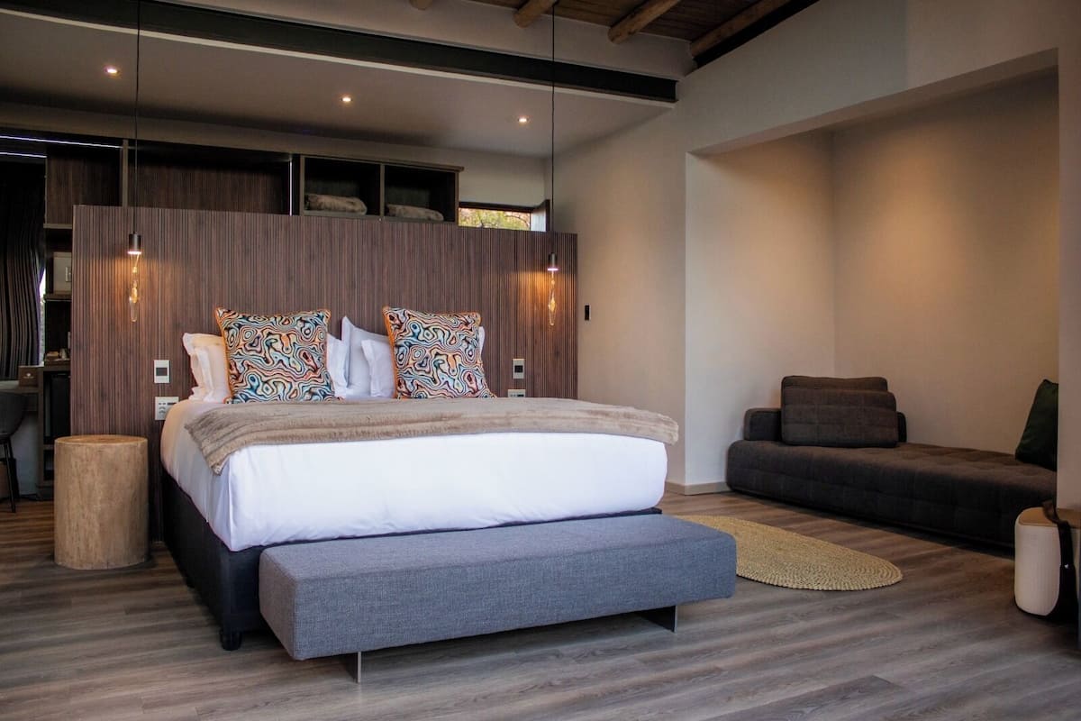 Superior Suite, Mountain View | 1 bilik tidur, peti besi dalam bilik, meja, ruang kerja komputer riba