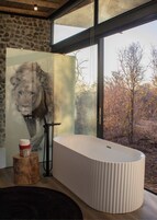 高级套房, 山景 | 浴室 | 独立的浴缸和淋浴、免费洗浴用品、吹风机、拖鞋