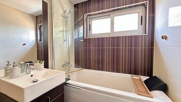 Serviettes fournies, savon, papier toilette