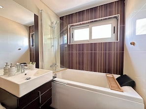 Serviettes fournies, savon, papier de toilette