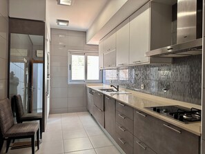 ثلاجة، ميكروويف، فرن، موقد طهي مسطح