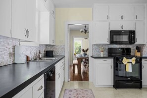 Kjøleskap, mikrobølgeovn, ovn og kokeplater