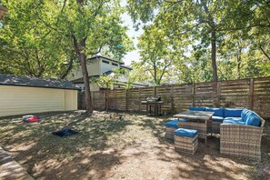Outdoor dining - Retro Vibes & Zilker Views - Music House by Zilker (Austin)