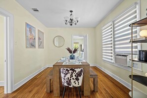 Dining - Retro Vibes & Zilker Views - Music House by Zilker (Austin)