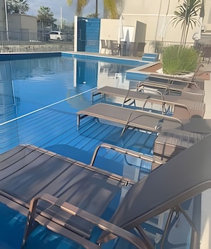Appartement Deluxe | Piscine | Piscine couverte, parasols de plage, chaises longues