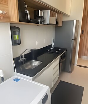 デラックス アパートメント | 専用キッチン | 大型冷蔵庫、電子レンジ、コンロ、調理器具と食器