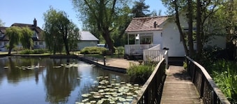 NOOSA SOUND SUPERB WATERSIDE BUNGALOW IN HORNING VILLAGE ON THE NORFOLK BROADS